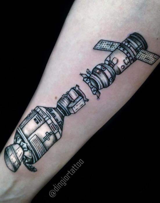Татуювання Космічний корабель (Графіка) на руці