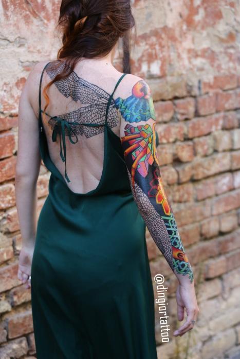 Сюрреалізм або сюрреалістична геометрична татуювання бабки на жінці