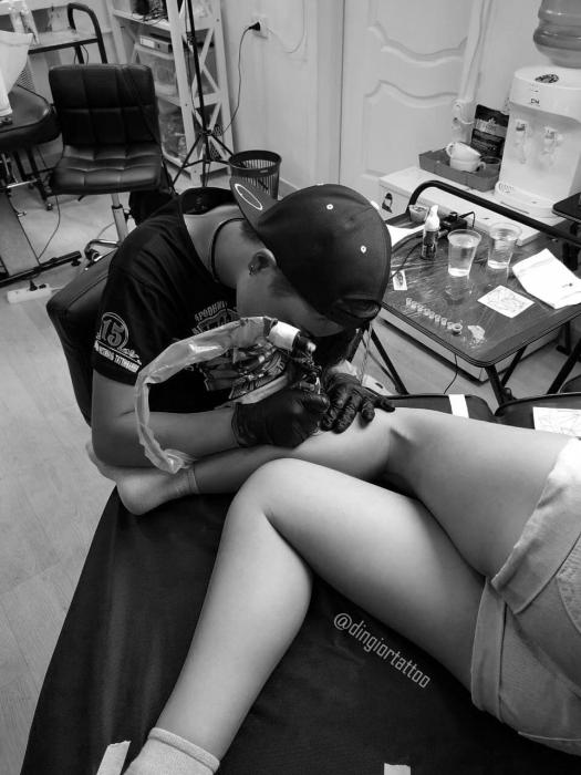 школа татуювання курси татуювання чоловік робить тату на нозі