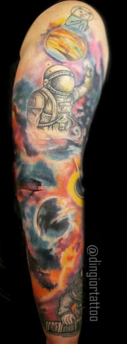 татуювання кольору космос на руці рукав