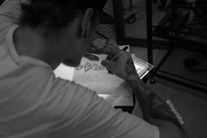 школа татуювання курси татуювання чоловік робить тату