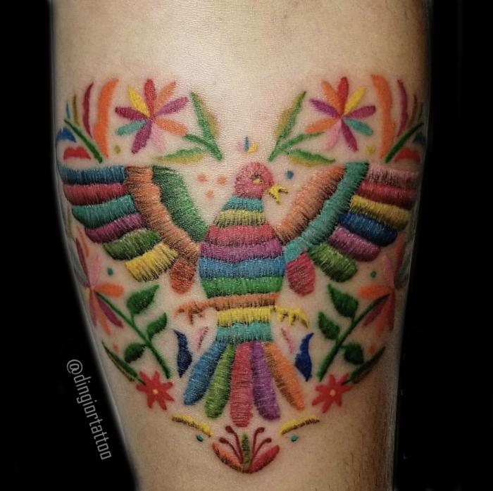 кольорове татуювання вишиванка на нозі