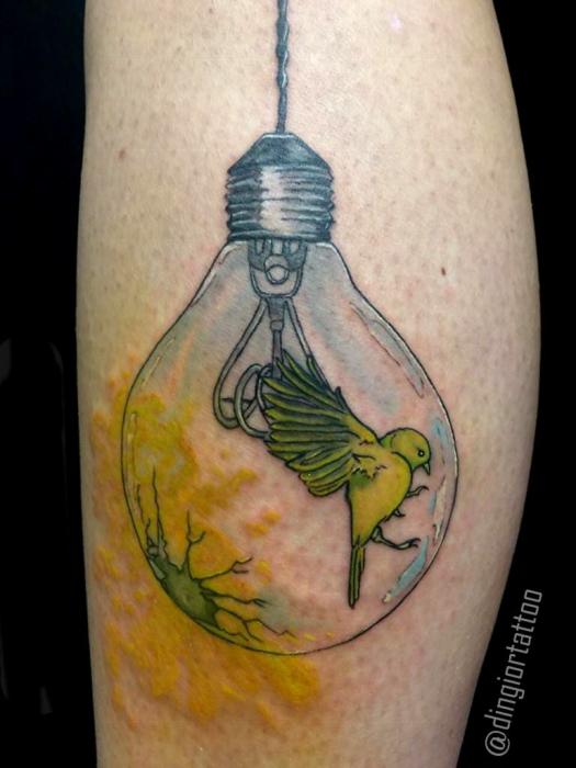 кольорове татуювання на нозі лампочка з птахою калібрі