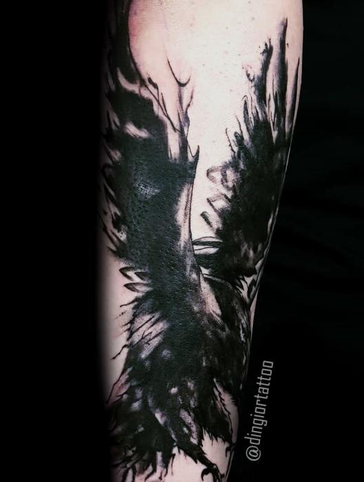 Чорне татуювання ворон на руці