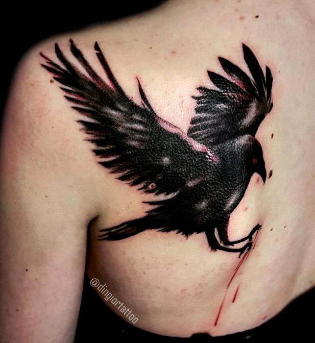 Чорне татуювання ворон на спіні