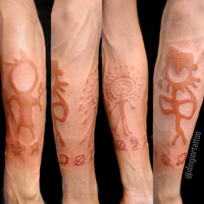 кольорове татуювання примітивізму на руці