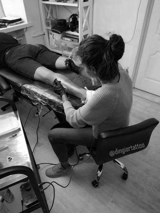 школа татуювання курси татуювання жінка робить тату