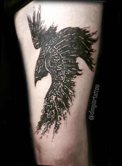 Чорне татуювання ворон на руці