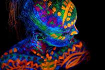 УФ-боди-арт-живопись-Хеллоуин-женщина-африканская-воительница-оранжевая-УФ-боди-арт-живопись-Хэллоуин-женщина-африканская-воительница